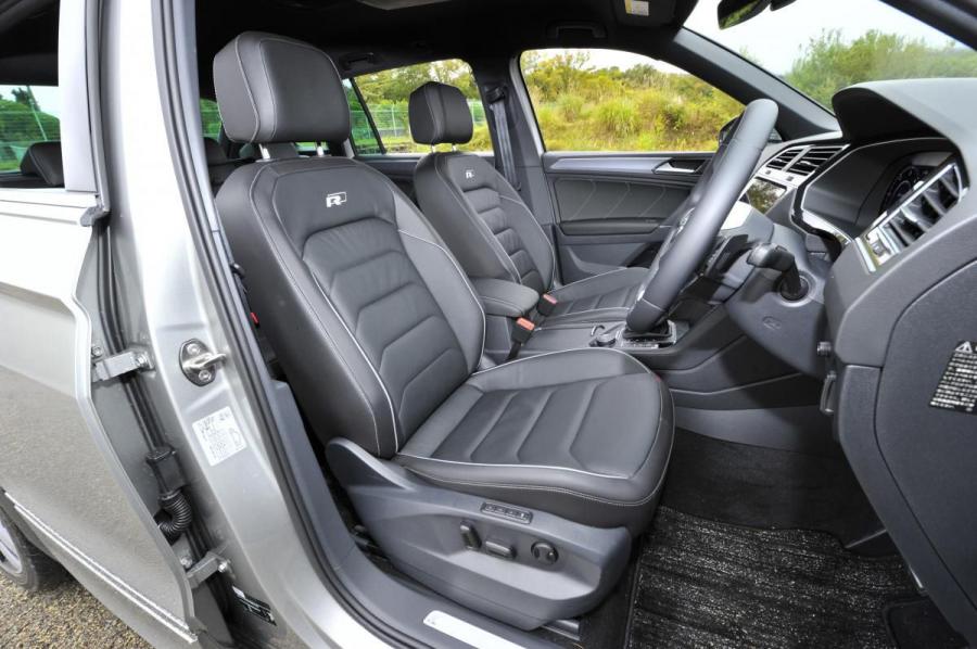 Интерьер Volkswagen Tiguan R-Line 2016 года  (JP) (фото 2 из 15)
